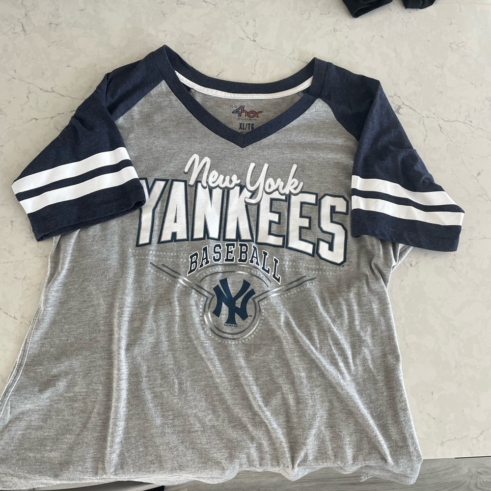 New York Yankees Women's Gray and Navy Tee